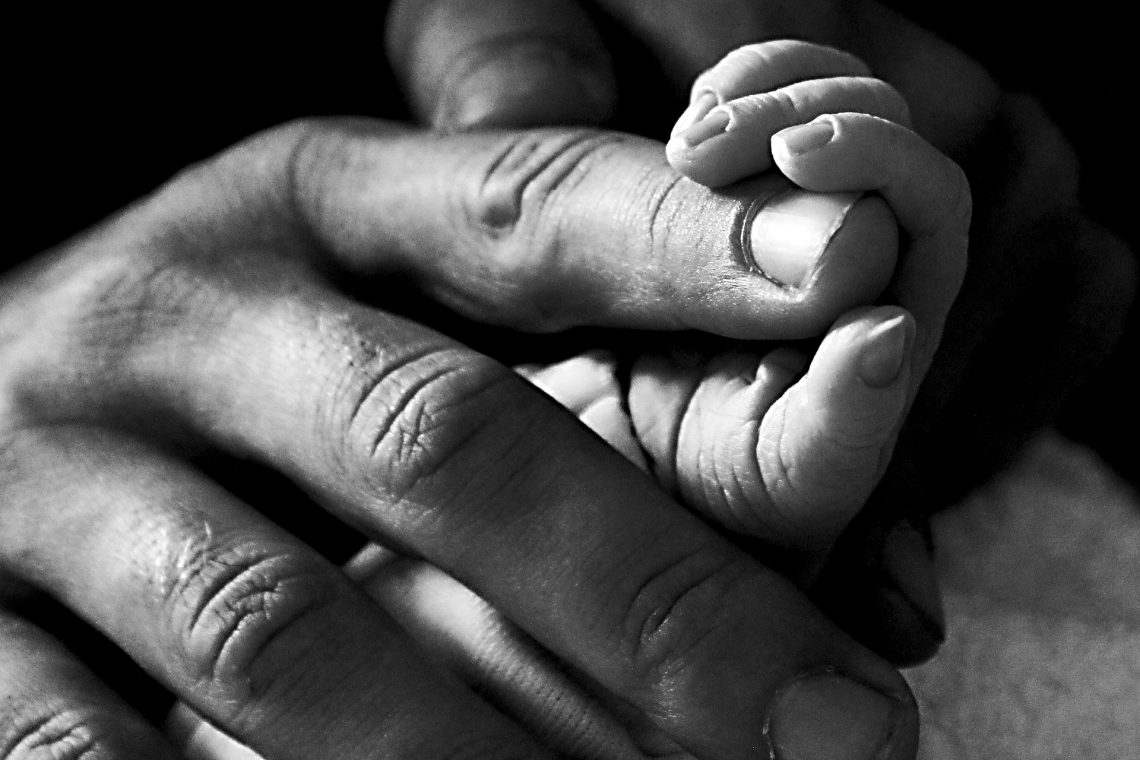 naissance prématurée - main d'un père